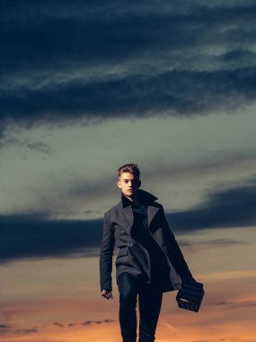 Dusk hediye ile yakışıklı adam