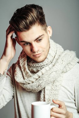 Fularlı Kupası ile yakışıklı adam