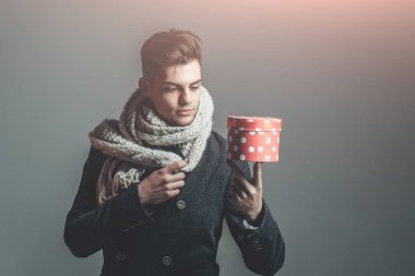 yakışıklı olan mevcut kutusu