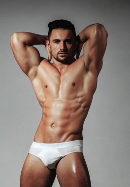Yakışıklı adam veya kas maço