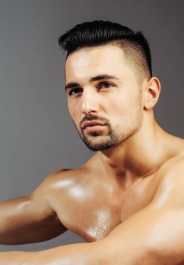 Yakışıklı adam veya kas maço