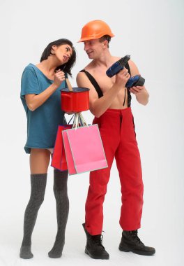 ev kaslı erkek ve kadın cep telefonu ile tutan paket
