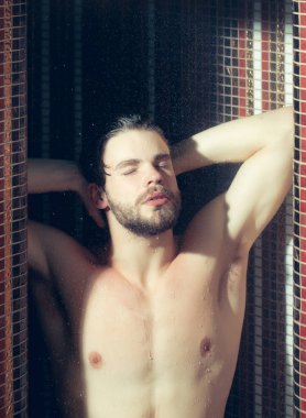 kas ıslak yakışıklı duş su altında