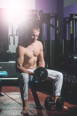 seksi yakışıklı kaslı vücut eğitim dumbbells ile vardır