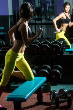 çok seksi kadın metalik dumbbells ile eğitim