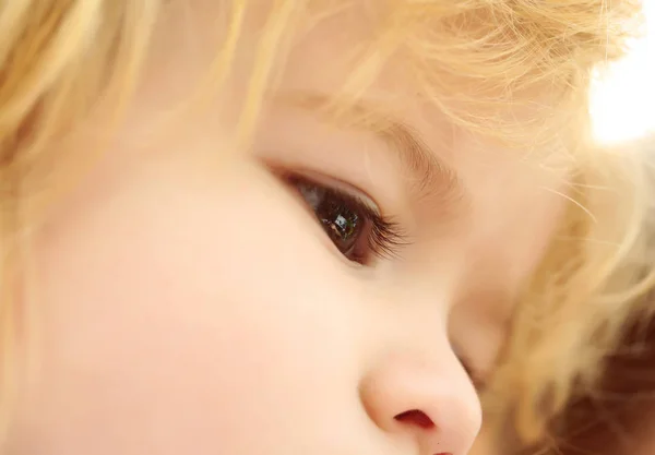 Lindos ojos marrones en la cara adorable del bebé niño — Foto de Stock