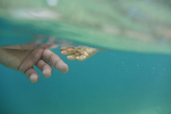 Bambino e padri mani in acqua — Foto Stock