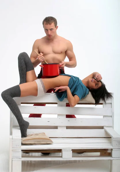 Kaslı erkek ve kadın ev çift kırmızı pot tutar — Stok fotoğraf