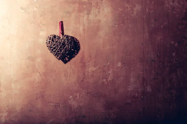 Abstrato dia dos namorados coração na parede texturizada, espaço de cópia — Fotografia de Stock
