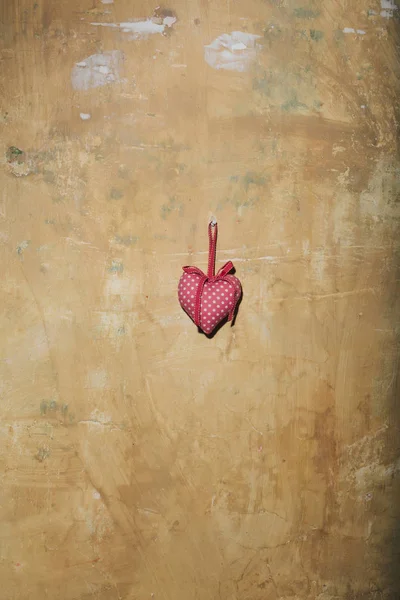Abstrakta alla hjärtans dag hjärtat på gula texturerat vägg, kopia utrymme — Stockfoto