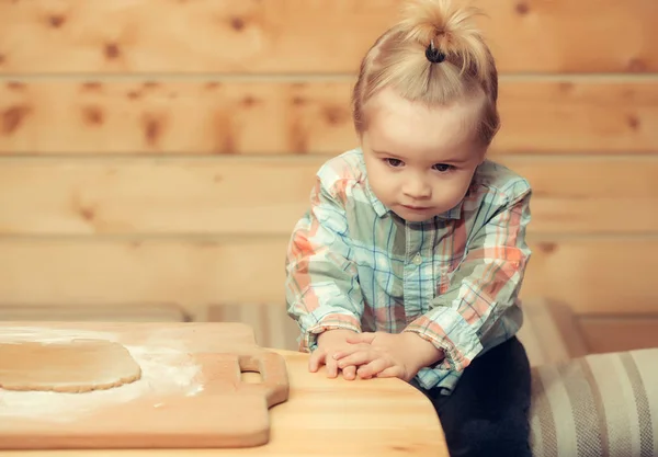 Lindo niño en camisa a cuadros cocinar con masa y harina — Foto de Stock