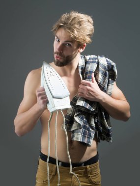 Demir ile seksi üstsüz erkek