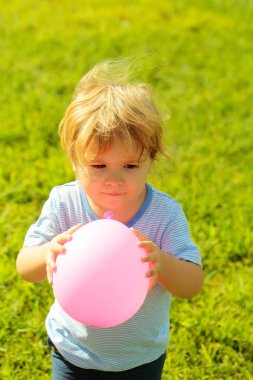 Erkek bebek pembe oyuncak balon ile çalış