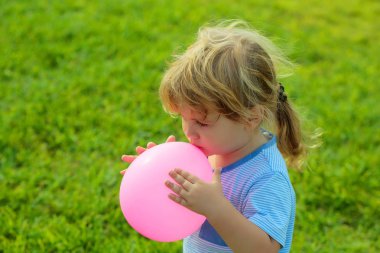 Erkek bebek pembe oyuncak balon ile çalış