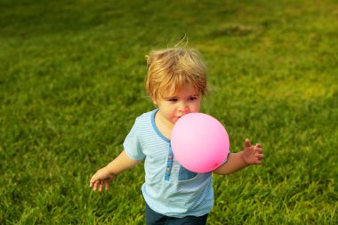 Erkek bebek pembe oyuncak balon ile çalış