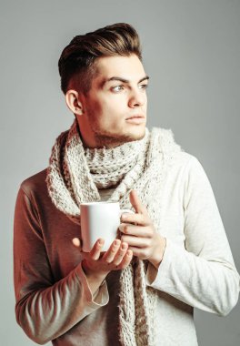 Fularlı Kupası ile yakışıklı adam