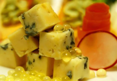 Mavi kalıp ile doğranmış peynir