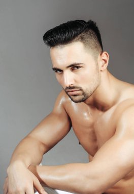 Yakışıklı adam veya kas maço
