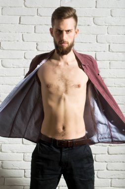 ince tuğla duvar arka plan üzerinde mor tişörtlü adam sakallı