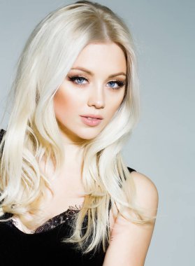 şirin Platin sarışın kız siyah