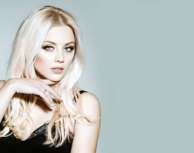 şirin Platin sarışın kız siyah