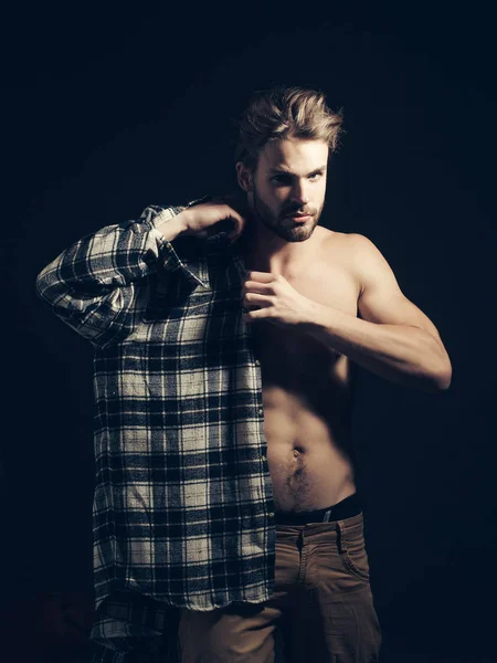 Sexy bărbat gol purta cămașă — Fotografie, imagine de stoc