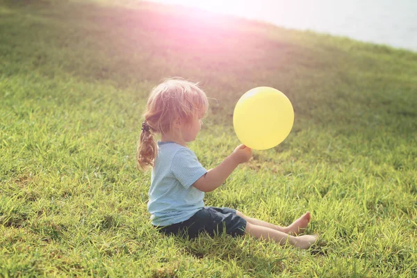 Söt pojke med gula leksak ballong — Stockfoto