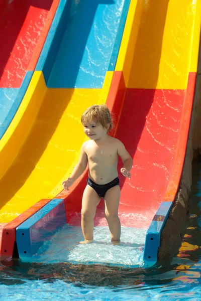 Feliz lindo bebé niño paseos de tobogán de agua —  Fotos de Stock