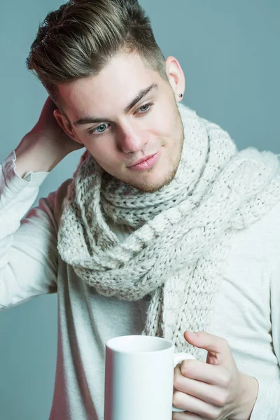 Fularlı Kupası ile yakışıklı adam