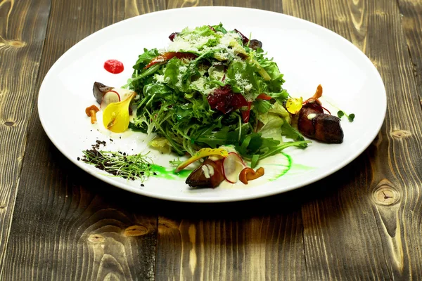 Γευστικό πράσινη σαλάτα με κρέας — Φωτογραφία Αρχείου