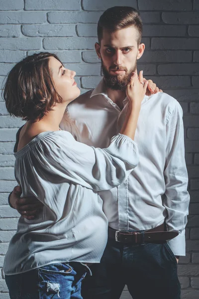 Бородатый мужчина и красивая беременная женщина с круглым животом — стоковое фото