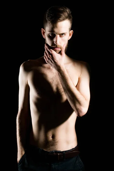 Slim γενειοφόρος άνδρας με λεπτό γυμνό κορμό που απομονώνονται σε μαύρο — Φωτογραφία Αρχείου