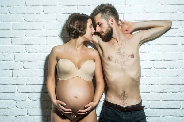 Γενειοφόρος λεπτός άνθρωπος και αρκετά έγκυος γυναίκα με στρογγυλή κοιλιά — Φωτογραφία Αρχείου