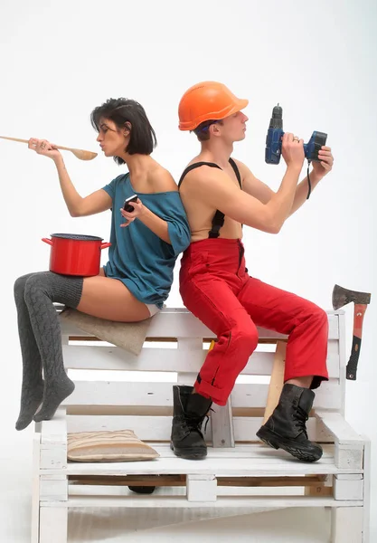 가정용 근육 남자와 여자와 휴대 전화 — 스톡 사진