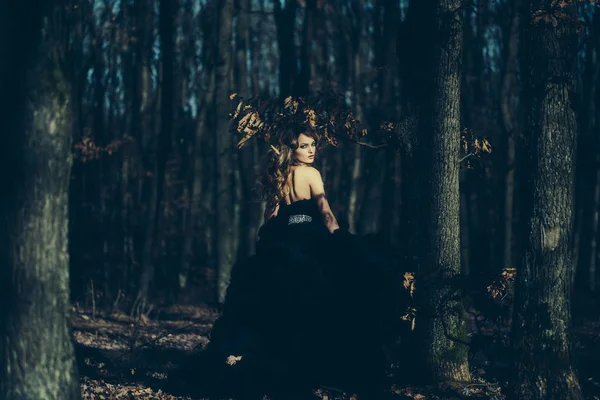 Elegante giovane donna nella foresta — Foto Stock