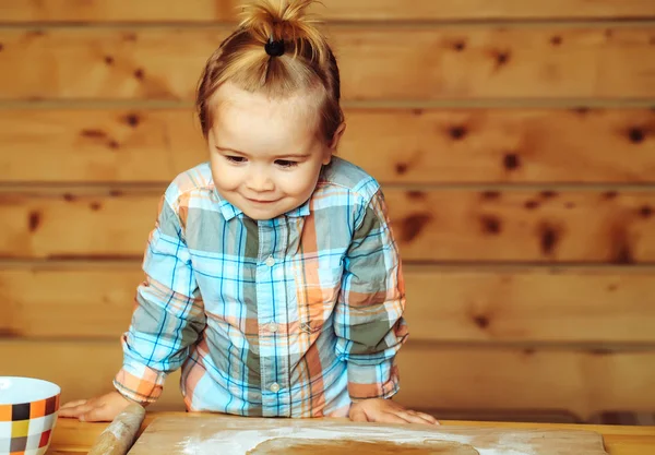 Lindo niño en camisa a cuadros cocinar con masa y harina —  Fotos de Stock