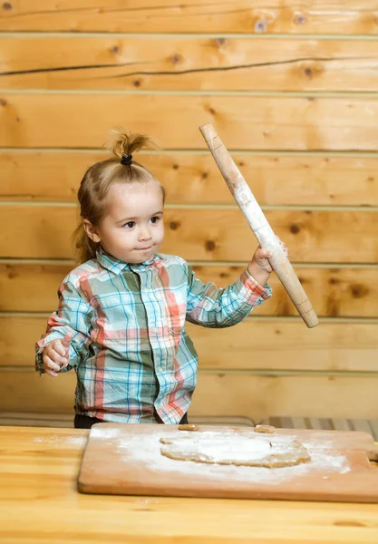 Cuocere bambino carino con pasta, farina e mattarello di legno — Foto Stock