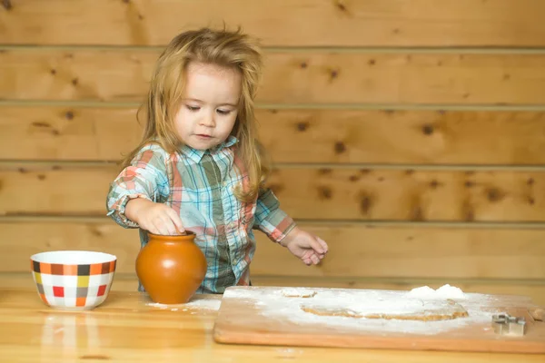 Lindo niño cocinando con masa, harina, huevo y tazón — Foto de Stock
