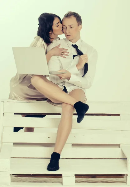 Geschäftsmann und Frau mit Laptop — Stockfoto