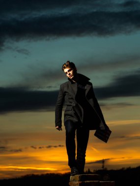 Dusk hediye ile yakışıklı adam