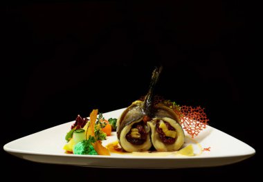 Kavrulmuş doldurulmuş balık