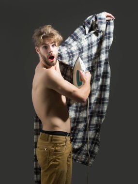 kaslı seksi adam demir ile