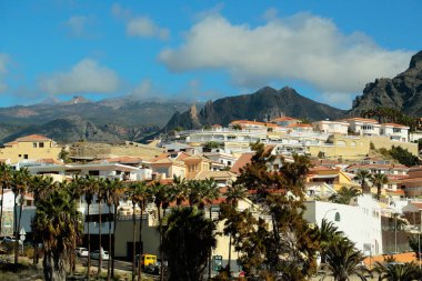 Pastoral resort kasaba veya şehir karşı siyah volkanik dağlar