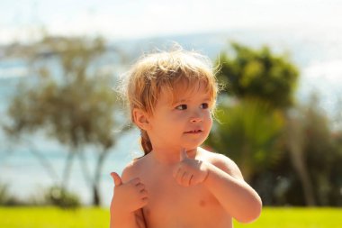 Şirin neşeli bebek çocuk el jest Yaşasın verir