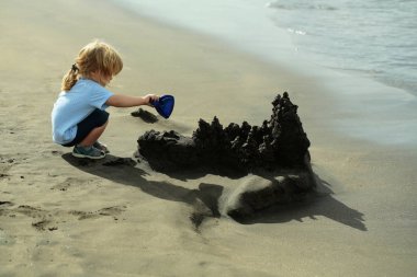 Şirin bebek çocuk sandcastle deniz plaj oluşturur