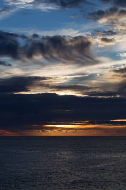 Deniz üzerinde kara bulutlar dramatik akşam gökyüzü