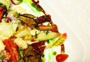 Lezzetli sebze salatası.