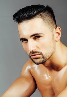 Yakışıklı adam veya kas maço