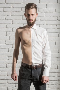 yakışıklı sakallı yarısı gömlekli ve çıplak gövde ile adam