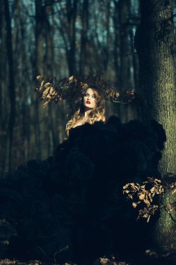 ormandaki zarif genç kadın